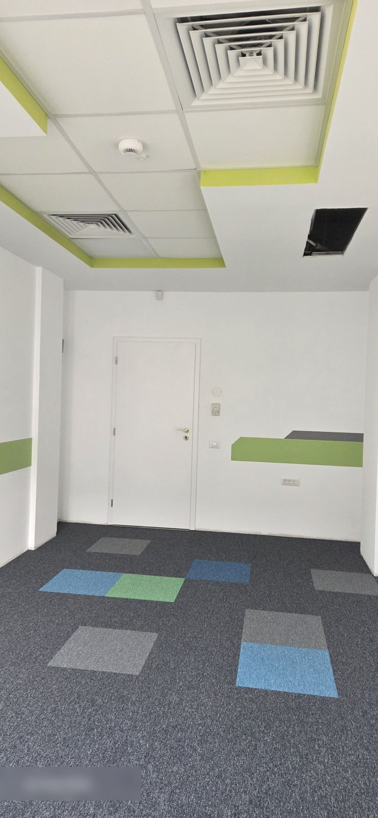 Birou 22 — vedere către fereastră, tavan casetat cu iluminat integrat